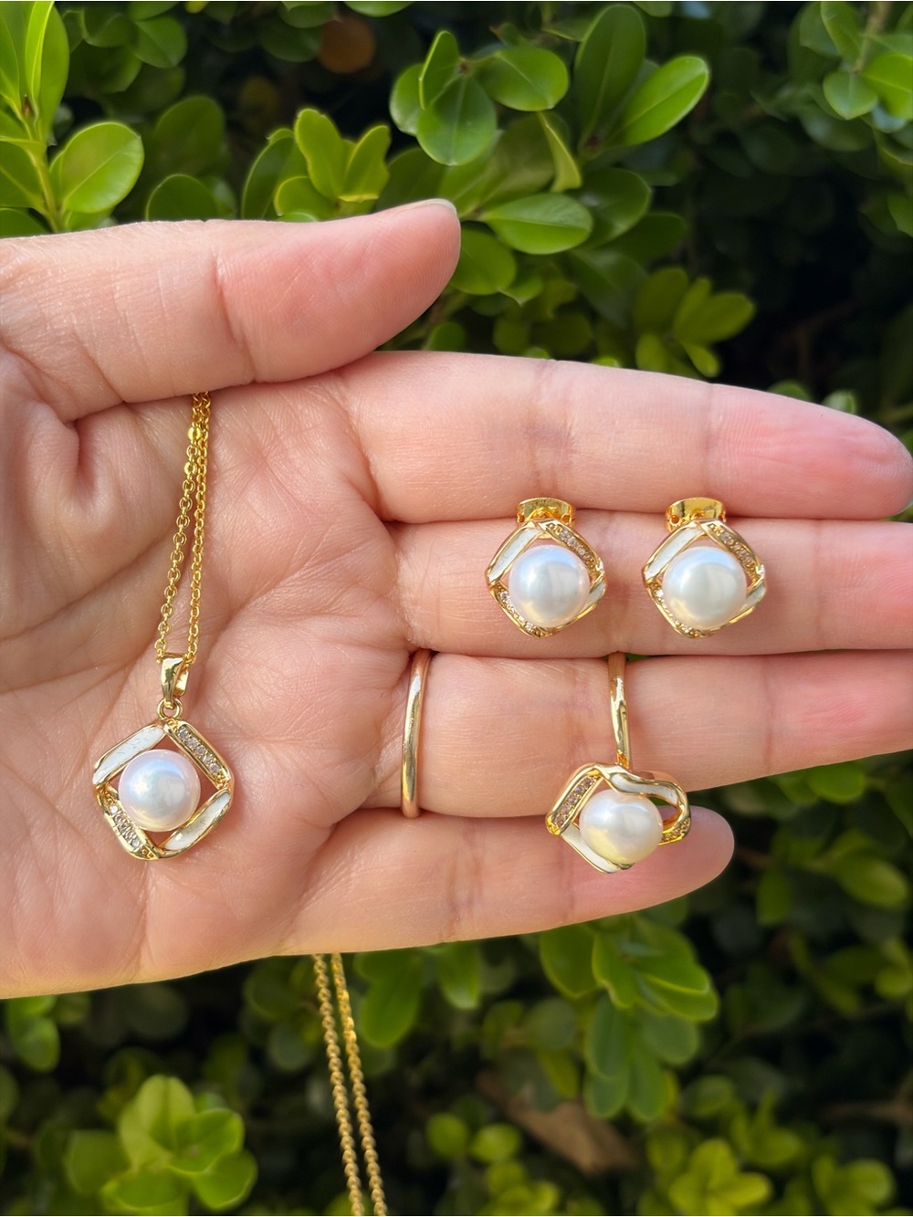 Classic White freshwater Pearl in set (gold plated/adjustable ring)